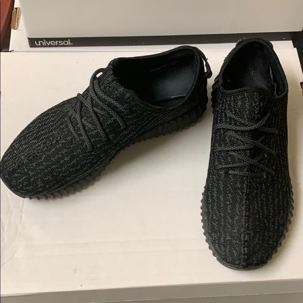 SOLD!!!!!! Yeezy Boost 350 pirate black size 8